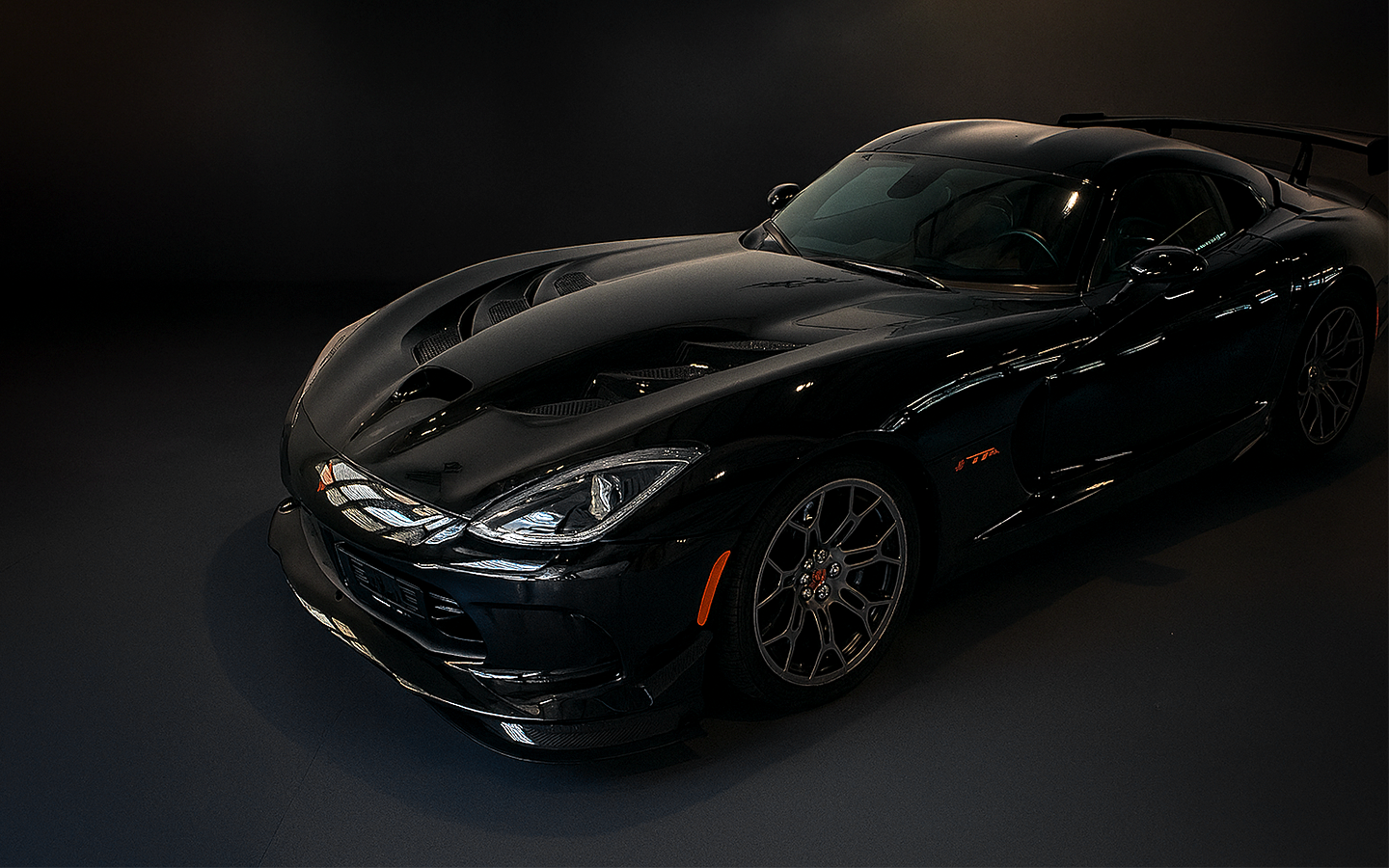 Schwarze Dodge Viper der Car Crew